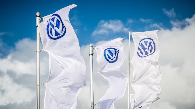 Bandeiras da Volkswagen no stande